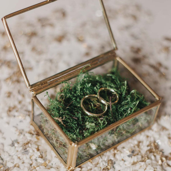 Photo Frame Ring Box Wedding ring box with camera | Beachweddingtips.com